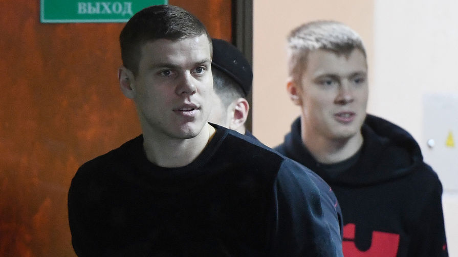 Футболист Александр Кокорин и его брат Кирилл перед началом заседания Пресненского суда города Москвы, 10 апреля 2019 года