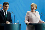 Президент Украины Владимир Зеленский и канцлер ФРГ Ангела Меркель во время встречи в Берлине, 18 июня 2019 года