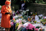 Королева Великобритании Елизавета II на месте трагедии, 11 октября 1999 года
