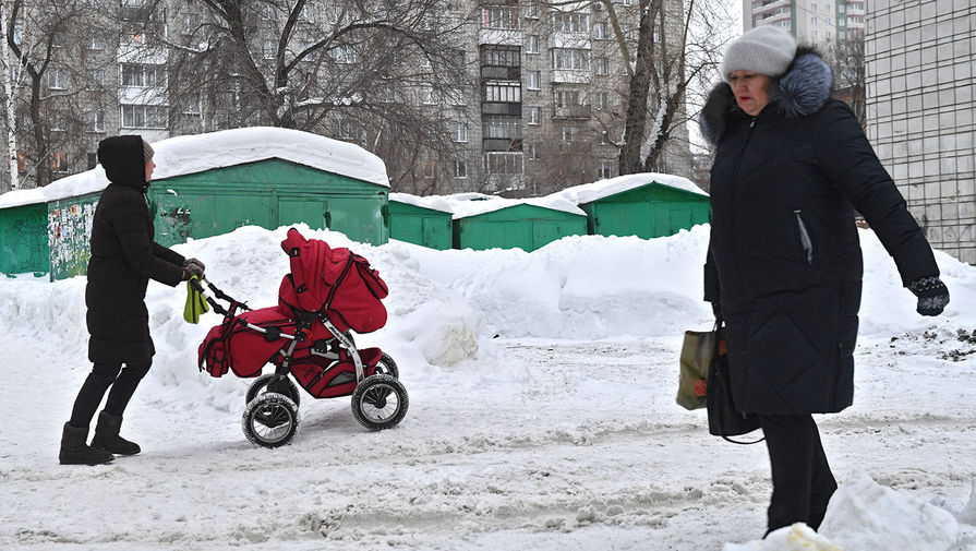 Опубликовано видео, на котором кусок льда падает на коляску с младенцем в Ивановской области