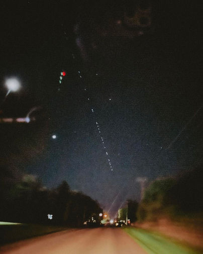 Cпутники связи Starlink компании SpaceX Илона Маска проходят по орбите Земли в небе над городом Лидингтон, штат Миссури, США, 28 апреля 2020 года