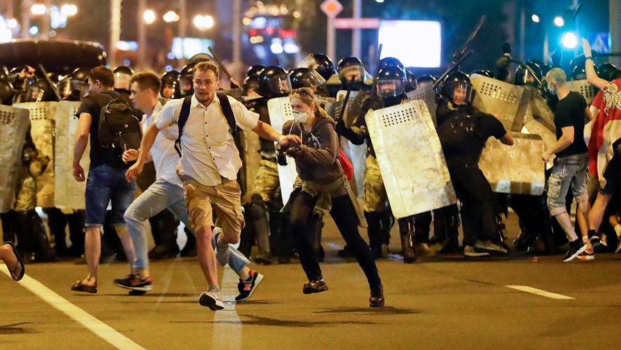 Полицейское заграждение во время акций протеста в&nbsp;Минске в&nbsp;ночь после выборов президента Белоруссии, 9 августа 2020 года 