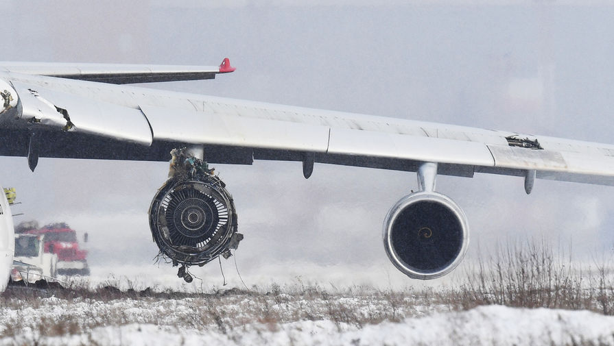 Самолет Ан-124 после аварийной посадки из-за проблем с&nbsp;двигателем в&nbsp;новосибирском международном аэропорту «Толмачево», 13 ноября 2020 года
