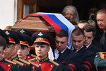 Гроб с телом бывшего президента СССР Михаила Горбачева выносят из Дома союзов после церемонии прощания, 3 сентября 2022 года