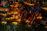 Ритуал зажжения свечей на священном водоеме Банганга в честь осеннего праздника Дивали в Мумбаи, Индия, 7 ноября 2022 года