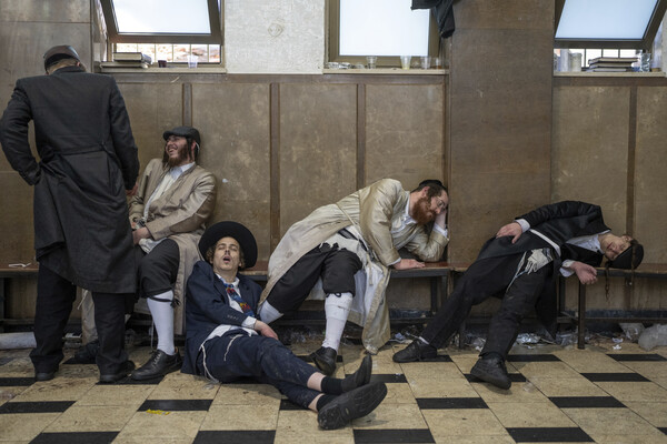 Мужчины после празднования Пурима в&nbsp;ортодоксальном районе Меа-Шеарим в&nbsp;Иерусалиме, 8&nbsp;марта 2023&nbsp;года