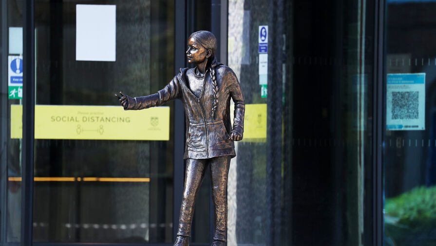 Статую Греты Тунберг убрали от главного входа британского вуза после жалоб студентов