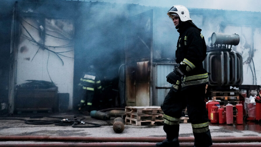 В Смоленске обрушилась крыша горящего кирпичного цеха