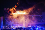Пожарные тушат горящую крышу концертного зала «Крокус Сити Холл», где произошел теракт, 22 марта 2024 года