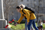 Люди возлагают цветы к стихийному мемориалу в память о жертвах теракта в подмосковном «Крокус Сити Холле» в Белграде, 23 марта 2024 года