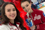 Фигуристки Алина Загитова и Анна Щербакова после победы на Кубке Первого канала, 2022 год