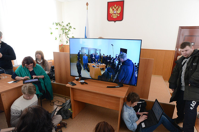 Журналисты смотрят трансляцию из зала заседаний Донецкого областного суда, где 21 марта начнется оглашение приговора по делу гражданки Украины Надежды Савченко