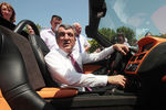 Губернатор Севастополя Сергей Меняйло за рулем двухместного спортивного автомобиля «Крым»