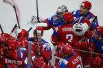 Игроки сборной России радуются победе в матче за 3-е место молодёжного чемпионата мира по хоккею между сборными командами России и Швеции