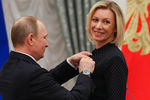 Владимир Путин и официальный представитель МИД России Мария Захарова, награжденная орденом Дружбы, во время церемонии вручения государственных наград в Кремле