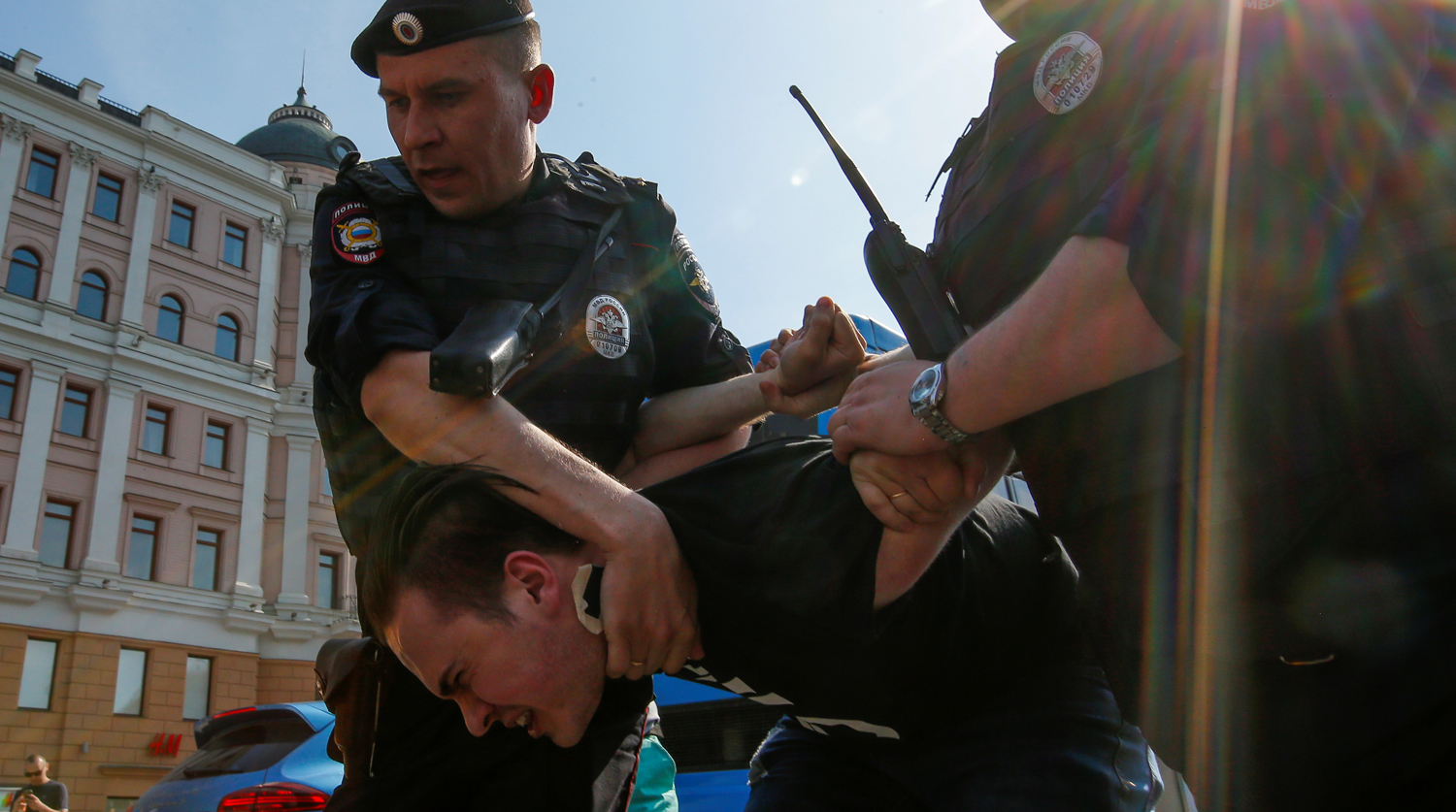 Задержание протестующего во время несогласованной акции сторонников оппозиционного политика Алексея Навального в центре Москвы, 5 мая 2018 года