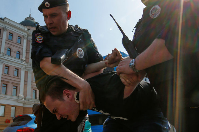 Задержание протестующего во время несогласованной акции сторонников оппозиционного политика Алексея Навального в центре Москвы, 5 мая 2018 года