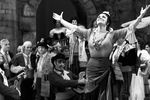 Сцена из оперы Жоржа Бизе «Кармен». В роли Кармен - Тамара Синявская (на первом плане), 1980 год
