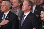 Вице-президент США Майк Пенс, бывший президент Джордж Буш и его супруга Лора во время церемонии прощания с Джорджем Бушем-старшим в ротонде Капитолия в Вашингтоне, 3 декабря 2018 года