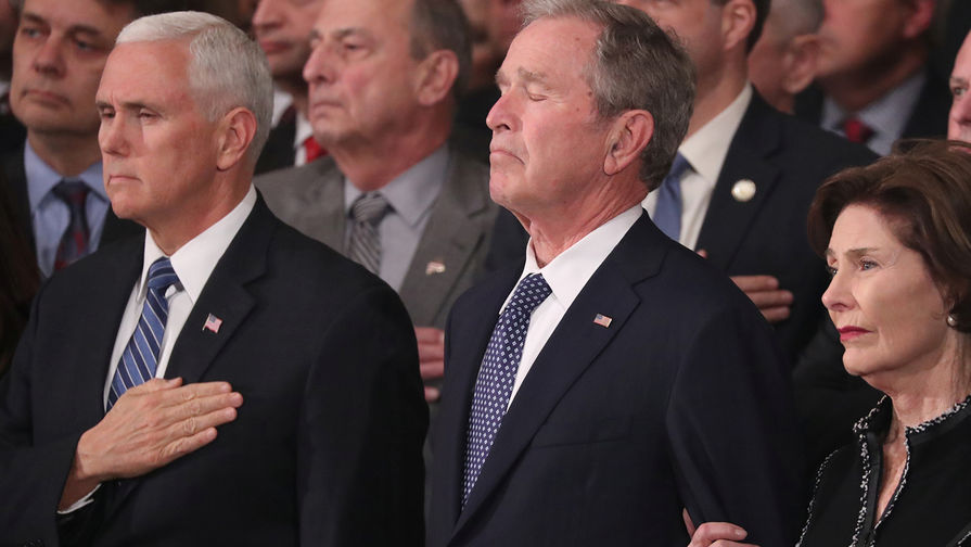 Вице-президент США Майк Пенс, бывший президент Джордж Буш и его супруга Лора во время церемонии прощания с&nbsp;Джорджем Бушем-старшим в&nbsp;ротонде Капитолия в&nbsp;Вашингтоне, 3 декабря 2018 года