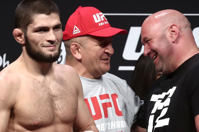 Чемпион UFC в легком весе Хабиб Нурмагомедов во время официальной церемонии взвешивания накануне турнира UFC 242, 6 сентября 2019 года