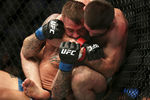 Российский боец Хабиб Нурмагомедов и американец Дастин Порье во время боя на турнире UFC 242 в Абу-Даби