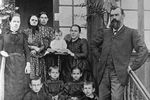 Восьмимесячный Рихард Зорге (в центре) с матерью и отцом среди членов своей семьи, 1895 год
