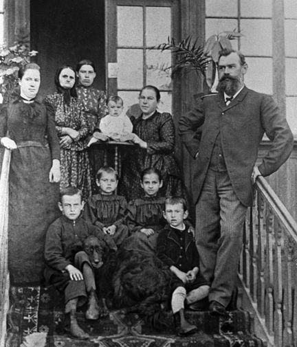 Восьмимесячный Рихард Зорге (в центре) с&nbsp;матерью и отцом среди членов своей семьи, 1895 год
