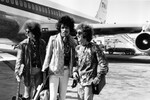 Музыкант Ноэль Реддинг, гитарист Джими Хендрикс и барабанщик Митч Митчелл в аэропорту Лондона, 1967 год