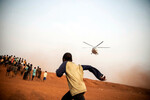 Мальчик бежит встречать вертолет миссии ООН в Конго, 22 февраля 2022 года
