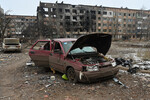 Разрушенные жилые здания и автомобили в Соледаре, январь 2023 года