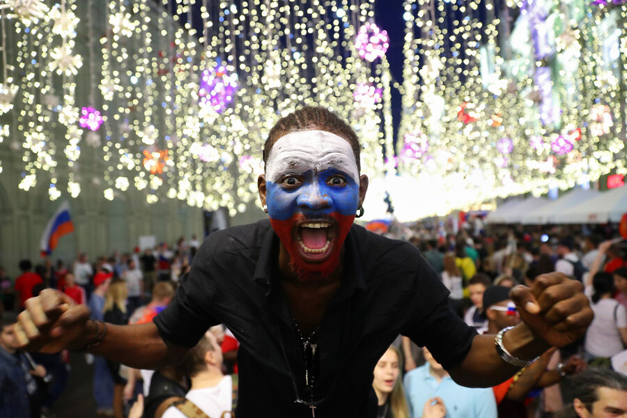 Болельщик радуется победе сборной России в&nbsp;матче 1/8 финала ЧМ-2018 по&nbsp;футболу между&nbsp;сборными Испании и России, Москва, 1&nbsp;июля 2018&nbsp;года