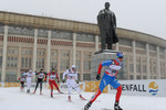 Участники соревнований проносятся мимо памятника Ленину
