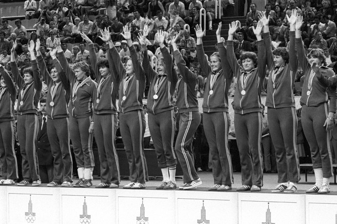 Женская сборная СССР под руководством Луценко завоевала золото Олимпиады 1980 года в Москве