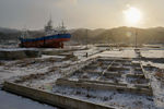 Порт Кесеннума, чуть севернее города Фукусима. Выброшенные 13-метровой волной корабли до сих пор ржавеют на берегу.