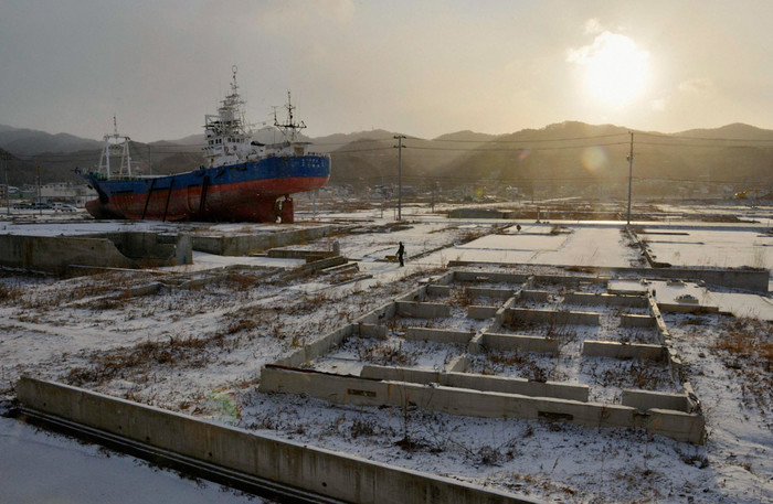 Порт Кесеннума, чуть севернее города Фукусима. Выброшенные 13-метровой волной корабли до&nbsp;сих пор ржавеют на&nbsp;берегу.