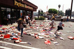 Мародеры грабят обувной магазин в Лос-Анджелесе, пользуясь беспорядками, 1992 год