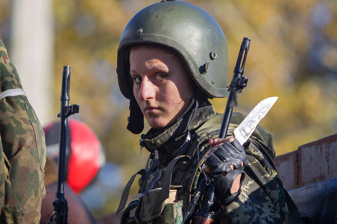 Женщина, воюющая на стороне ополченцев, на территории аэропорта во время боевых действий с украинскими войсками в Донецке