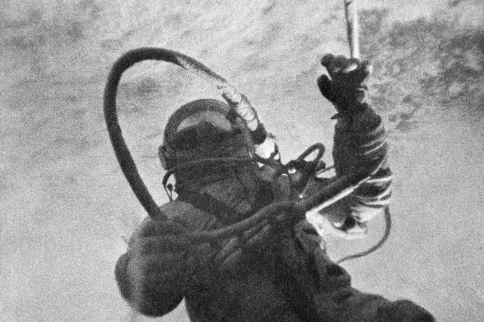Во время выхода в&nbsp;открытый космос Леонов проявил исключительное мужество, особенно в&nbsp;нештатной ситуации, когда раздувшийся космический скафандр препятствовал возвращению космонавта в&nbsp;космический корабль