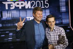 Спортивный комментатор Дмитрий Губерниев (слева), ставший лауреатом премии «ТЭФИ-2015» в категории «Дневной эфир», после церемонии награждения в телецентре «Останкино»