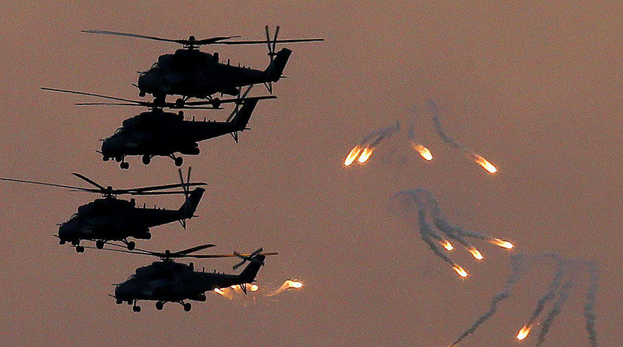 Вертолеты во время стратегических командно-штабных учений Российской армии &laquo;Центр-2015&raquo; на&nbsp;полигоне Донгузский