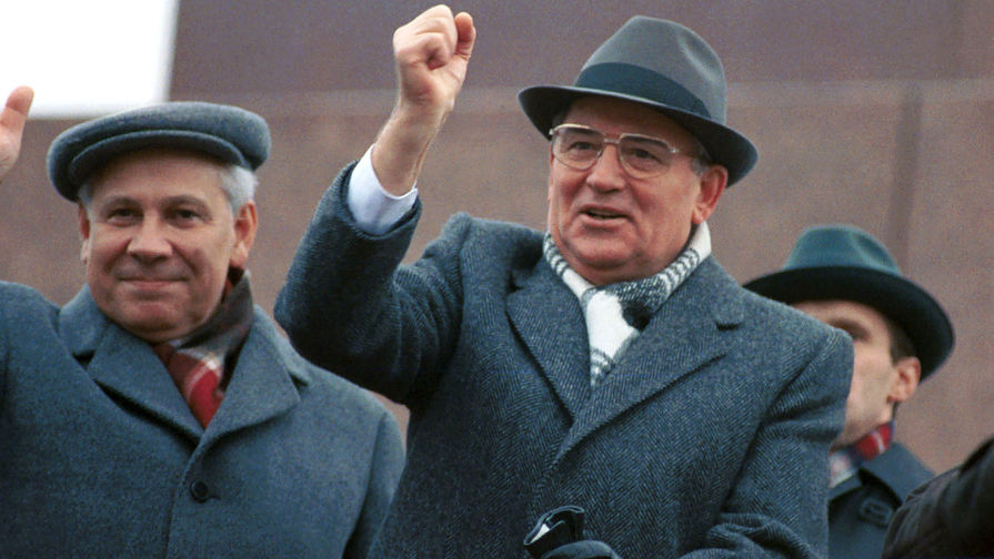 Генеральный секретарь ЦК КПСС Михаил Горбачев на трибуне Мавзолея, 1990 год