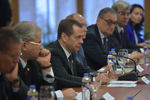 Председатель правительства РФ Дмитрий Медведев (третий слева) во время встречи на полях форума АТЭС с президентом Республики Филиппины Бенигно Акино