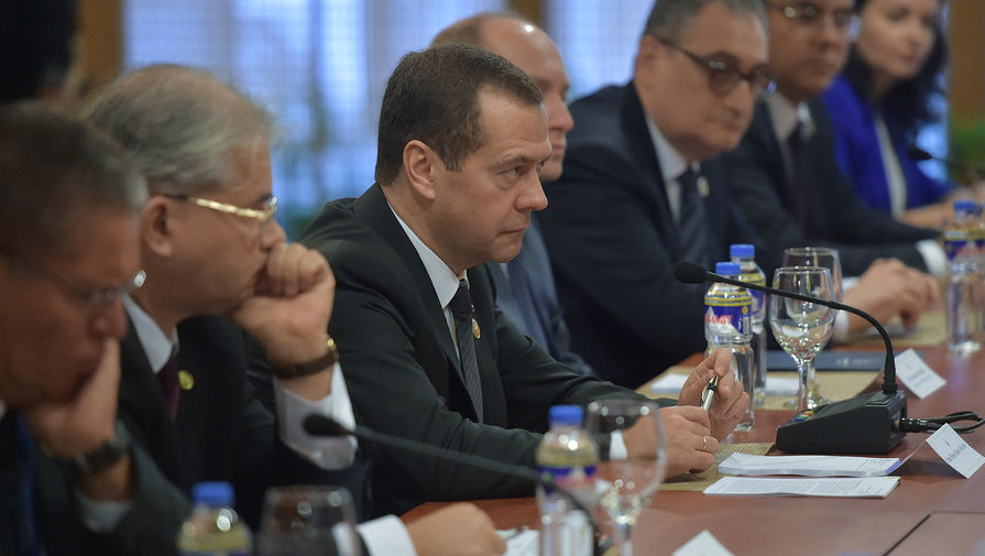 Председатель правительства РФ Дмитрий Медведев (третий слева) во время встречи на&nbsp;полях форума АТЭС с&nbsp;президентом Республики Филиппины Бенигно Акино