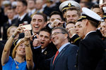Министр обороны США Эштон Картер (в центре) на матче чемпионата по американскому футболу среди колледжей