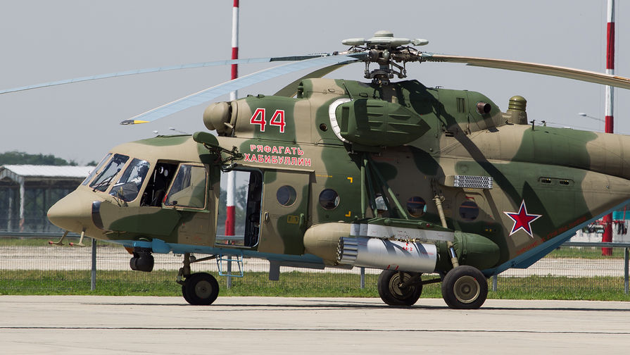 Вертолет Ми-8АМТШ на аэродроме Кореновск в Краснодарском крае во время торжественной церемонии присвоения имени погибшего в Сирии летчика Ряфагатя Хабибуллина, 4 июля 2017 года