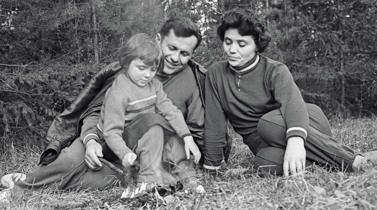 Летчик-космонавт СССР Павел Попович с женой Мариной и дочерью Наташей.