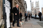 Премьер-министр Великобритании Борис Джонсон со своей собакой Диланом около избирательного участка, 12 декабря 2019 года