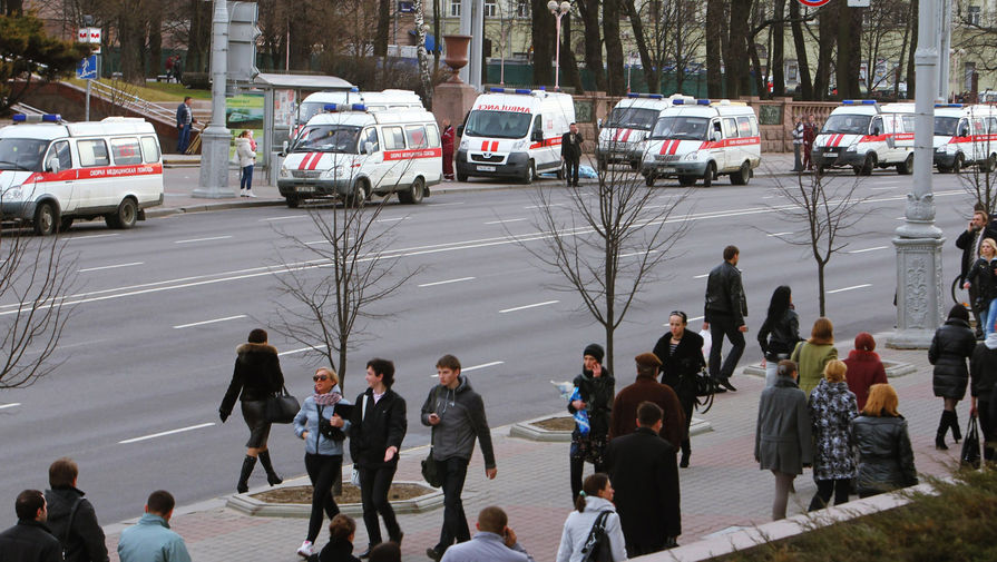 Машины скорой помощи у минского метро, 11 апреля 2011 года