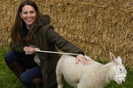 Кейт Миддлтон во время посещения семейной фермы в Литтл-Стейнтоне, Великобритания, 2021 год

